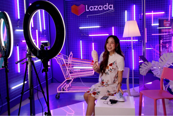 Lazada电子商务平台上，泰国主播润娜帕正通过直播推销来自中国的产品。图 / 视觉中国